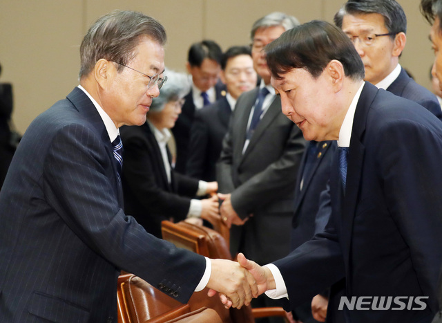 악수하는 문재인 대통령과 윤석열 검찰총장