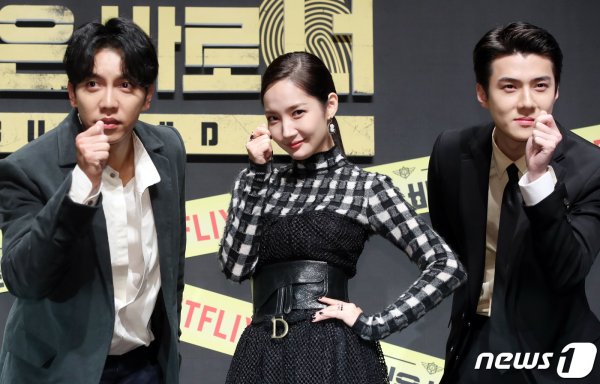 Singer Kim Se-jeong cited Park Min-young as Ace in the Monk Dan.At 11 a.m. on the 8th, CGV in Apgujeong, Seoul, the Netflix entertainment show Baro You! Season 2 production presentation was held.Yoo Jae-suk, Kim Jong-min, Lee Seung-gi, Park Min-young, Sehun, Se-hoon, Cho Hyo-jin PD, Kim Joo-hyung PD and Kim Dong-jin PD attended the ceremony.On this day, Kim Se-jeong asked Ace in the Monk group, Park Min-young was the most troubled.We were all blind, so my private sister led us, he said.Park Min-young laughed, saying, I am not humility, but I am the smartest fool here. I was running to my body.Yoo Jae-Suk also acknowledged that Park Min-young is Ace, suggesting that Lee Seung-gi is close to us, suggesting that he is a monster.The criminal is Baro you! Season 2 is a full-fledged life variety of Monk Dan, who is busy with his hands and feet because of his reasoning.Netflixs first Korean entertainment, Baro You!, was loved by fans around the world, including Asia, after the release of Season 1.Photo: News1