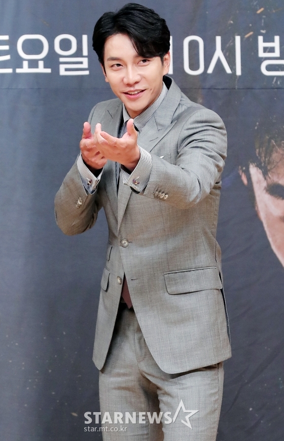 Singer Lee Seung-gi expressed his feelings of joining Bum Banner 2.On the morning of the 8th, a production presentation of the Netflix entertainment Youre the Beggar! Season 2 (hereinafter referred to as Bumbaner 2) was held at CGV Apgujeong in Gangnam-gu, Seoul.Lee Seung-gi, who joined the new Bumbaner 2, said, I was excited to hear that I was together at first.Kim Jong-min was also happy to be comfortable, and Park Min-young seems to have gained a strong friend while together. Kim Jong-min said, It is so good to be with the victory that we had together in 1 night and 2 days. I have been to the army for a long time and have seen each other. Park Min-young said, It is good to have a peer without a peer.It felt like I got a thousand thousand horses and it was fun, he welcomed Lee Seung-gis joining.Bumbaner 2 is a full-fledged life variety of a busy detective detective who is busy with hands and feet.In Bum Banner 2, Lee Seung-gi joined season 1 performers Yoo Jae-Suk, Kim Jong-min, Park Min-young, Exo Se-hoon and Gugudan Se-jeong.