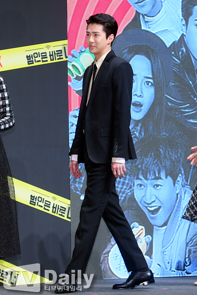 The production presentation of Season 2 of Netflix, an Internet entertainment service, was held at CGV Apgujeong branch in Sinsa-dong, Gangnam-gu, Seoul on the 8th.EXO Sehun, who attended the Season 2 production presentation, is entering the day.Yoo Jae-seok, Kim Jong-min, Lee Seung-gi, Park Min-young, EXO Sehun, and Kim Se-jung, starring, The Beginner is Baro You! Season 2 is a program that deals with the full-fledged life variety of Huhdang detectives who are busy with their hands and feet because of their reasoning.[Netflix Barro you as the perpetrator! Season 2 production presentation