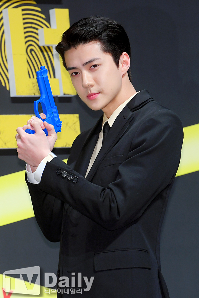 The production presentation of Season 2 of Netflix, an Internet entertainment service, was held at CGV Apgujeong branch in Sinsa-dong, Gangnam-gu, Seoul on the 8th.EXO Sehun, who attended the Season 2 production presentation, is posing on the day.Yoo Jae-seok, Kim Jong-min, Lee Seung-gi, Park Min-young, EXO Sehun, and Kim Se-jung, starring, The Beginner is Baro You! Season 2 is a program that deals with the full-fledged life variety of Huhdang detectives who are busy with their hands and feet because of their reasoning.[Netflix Barro you as the perpetrator! Season 2 production presentation