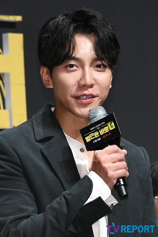 Singer and Actor Lee Seung-gi attends the production presentation of Season 2 of Netflixs The Beginner is Baro You! at CGV Apgujeong branch in Sinsa-dong, Gangnam-gu, Seoul on the 8th.The Beginner is Baro You!, which includes Yoo Jae-Suk, Kim Jong-min of Koyotae, Lee Seung-gi, Park Min-young, Se-hoon of Exo and Kim Se-jung of Gugudan, Season 2 is a program about the full-scale life and life variety of a busy detective team.