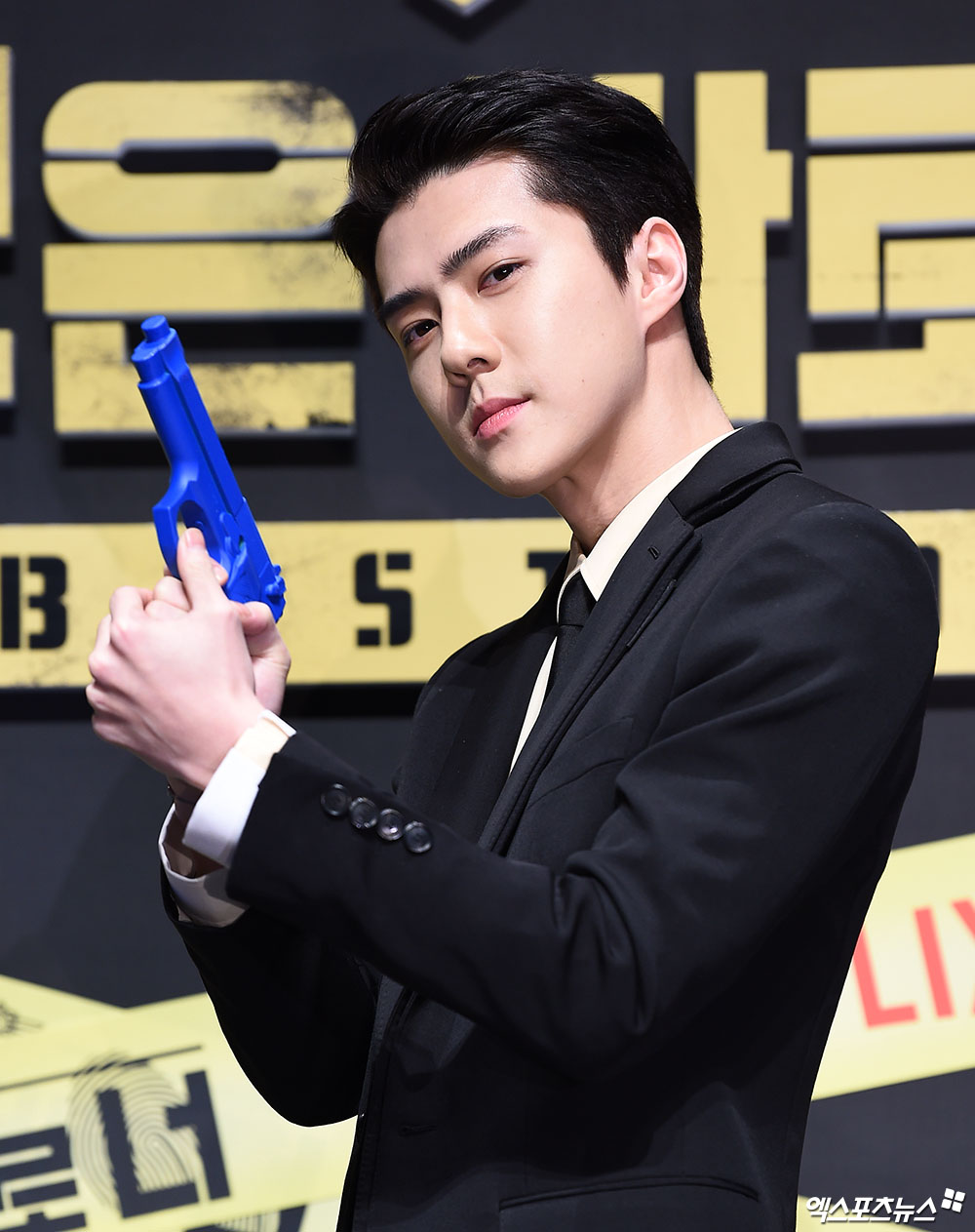 The Netflix original series You are the perpetrator! At the Seoul Sinsa-dong, Gangnam CGV Apgujeong store on the 8th.EXO Sehun, who attended the Season 2 production presentation, has photo time.