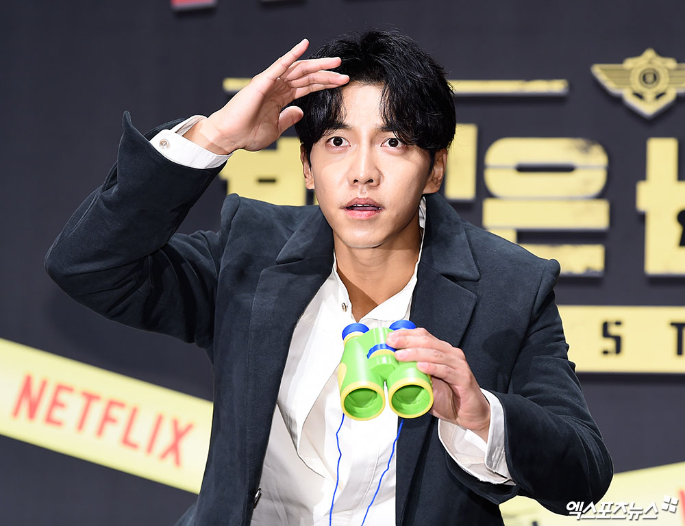 Netflix original series Barro you! at Seoul Sinsa-dong, Gangnam CGV Apgujeong store on the 8th.Actor Lee Seung-gi, who attended the Season 2 production presentation, has photo time.