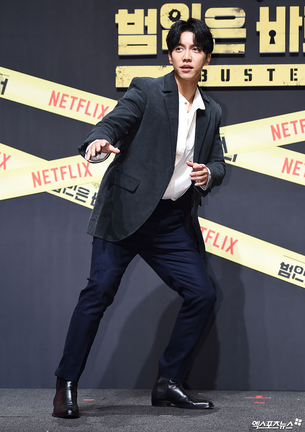 The Netflix original series You are the perpetrator! At the Seoul Sinsa-dong, Gangnam CGV Apgujeong store on the 8th.Actor Lee Seung-gi, who attended the Season 2 production presentation, has photo time.