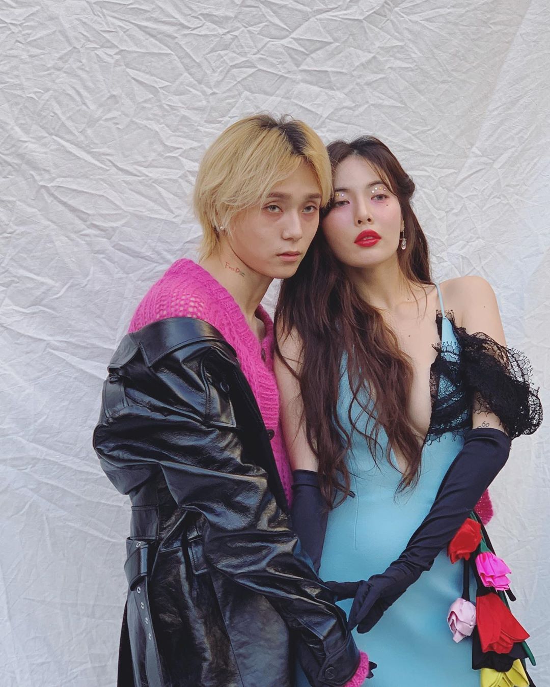 Hyuna has unveiled a photo shoot scene with Dunn.Singer Hyuna posted several photos on his Instagram on the 8th.The photo shows the figure of Hyuna wearing a colorful makeup while leaning on Couple Dunn, and Dawn wearing a leather jacket in a hot pink knit and taking a picture with a slightly untied eye.The sexy and decadent atmosphere of the two caught the attention of netizens.When the photos were released, netizens responded in various ways such as the best couple of the year, two atmospheres, Hyuna is pretty no matter what.On the other hand, on the 5th, Hyuna released the album FLOWER SHOWER and Dunn released the album MONEY.Photo: Hyona Instagram