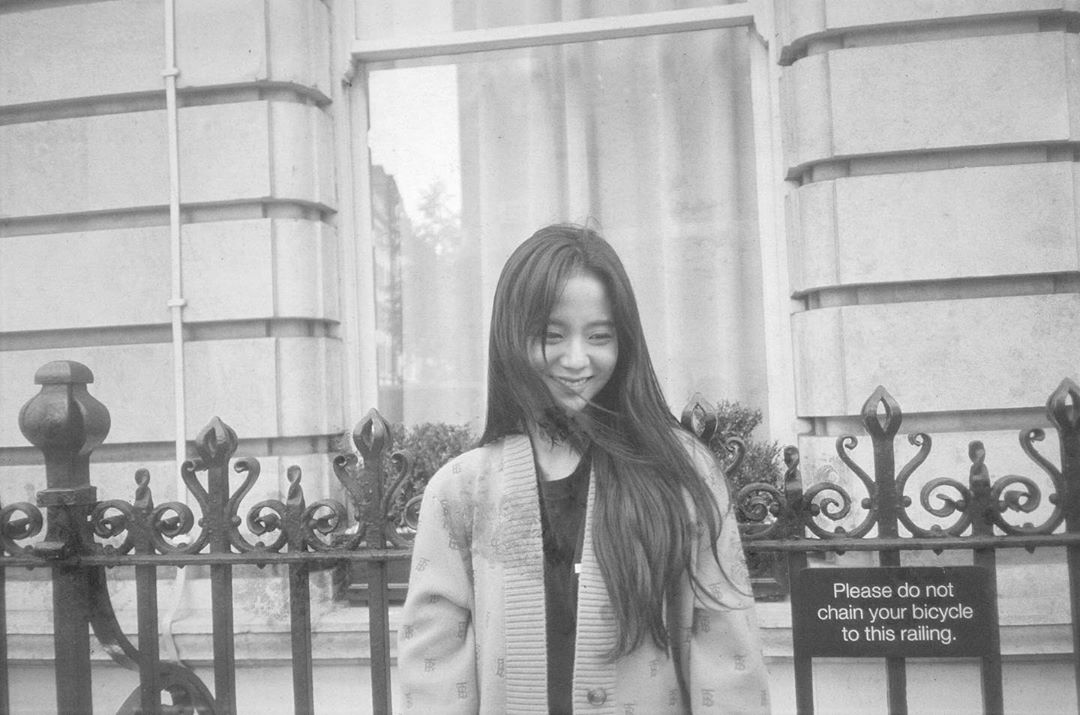 Group BLACKPINK JiSoo has released a photo taken in London.JiSoo posted two photos on his Instagram on the 8th with an article entitled London that became a memory.The photo shows JiSoo staring somewhere in a cardigan or smiling shyly, adding a sense of simplicity and innocence to the natural appearance, capturing the attention of netizens.When the photos were released, netizens responded in various ways such as Picture itself, Beauty Kim Jisoo of the century and I want to see my sister.Meanwhile, BLACKPINK, which JiSoo belongs to, acted as KILL THIS LOVE (Kill Dis Love) in April.Photo: JiSoo Instagram