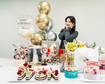 Thank you.Actor Kim Ji-won has certified his birthday Gift to fansKim Ji-won wrote on his instagram on the 8th, Its late birthday Celebratory photo.. Im sorry, thank you. Kim Ji-won in the public photo is smiling brightly among cakes, bouquets, and various Gifts.Kim Ji-won catches the eye as she shows off her lovely beauty with a calyxMeanwhile, Kim Ji-won appeared in the TVN drama Asdal Chronicle which last September.Photo: Kim Ji-won SNS