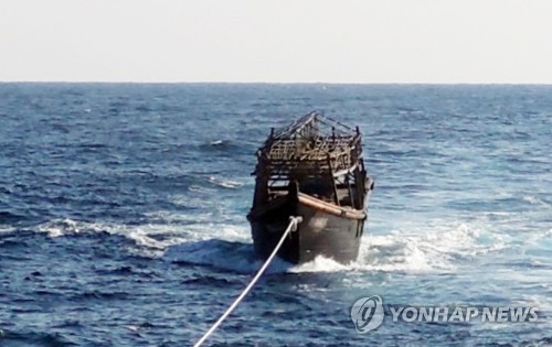 이 작은 배에서 16명을 차례로... (서울=연합뉴스) 8일 오후 해군이 동해상에서 북한 목선을 북측에 인계하기 위해 예인하고 있다.       해당 목선은 16명의 동료 승선원을 살해하고 도피 중 군 당국에 나포된 북한 주민 2명이 승선했던 목선으로, 탈북 주민 2명은 전날 북한으로 추방됐다. 2019.11.8      [통일부 제공. 재판매 및 DB금지] photo@yna.co.kr