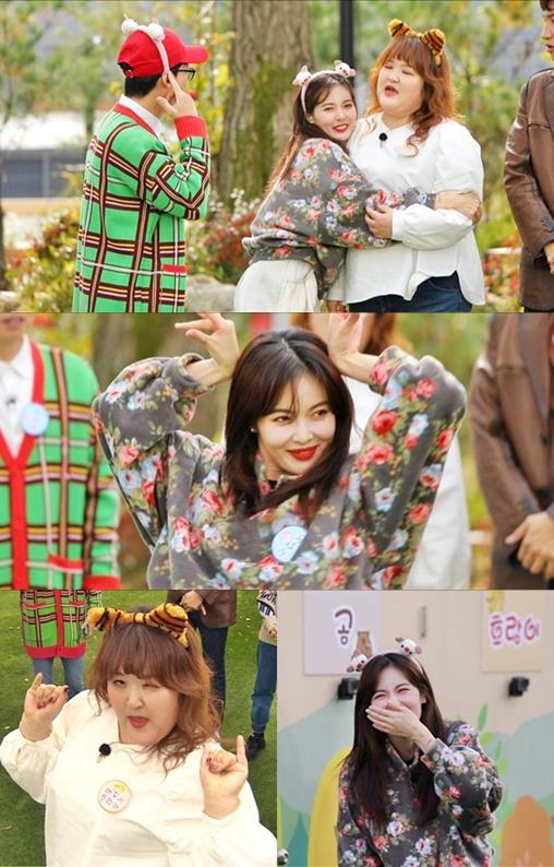 On SBS Running Man, which will be broadcast on the afternoon of the 10th, the hot joint stage between singer Hyona and gag woman Lee Guk-joo will be held.While Hyona, Lee Guk-joo, Kang Han-na and Everglow Sihyun appeared as guests in the recent recording, Hyona was glad to see Lee Guk-joo.Hyuna, who met Lee Guk-joo through Running Man, said, I was surprised to see that he was better at my song dance cover than me. My sister of the state took the AD that I did not take as a red song.Lee Guk-joo has been loved by various idol cover dances and has received high views on video sites.In particular, Hyunas Red Yo and Bebe dance videos covered by Lee Guk-joo have led to high views as well as CF AD.In Running Man, the joint stage of Aid Dance Goddess x Cover Dance Queen, which can not be seen anywhere in Hyuna x Lee Guk-joo, was held.Unlike Lee Guk-joo, who continues to dance without hesitation, Hyuna shows a slowing appearance and follows Lee Guk-joos dance and laughs everyone.When the members raised the controversy about what happened, Hyuna said, Is not there anything to choreograph at the event? Haha, Kim Jong Kook asked the singer members for consent and once again laughed at everyone.On the other hand, the collaboration scene of the original dance cover dance that can not be seen anywhere in the HyonaLee Guk-joo can be found at Running Man which is broadcasted at 5 pm on Sunday, 10th.