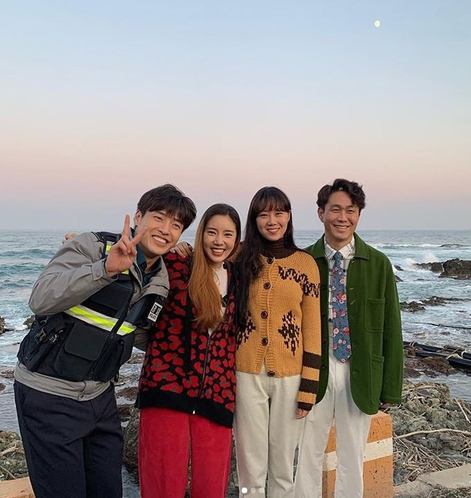 Son Dam-bi told his social media on Saturday: The last shot is over - Im so sorry.Ill miss you all Camellia profile so it it # I love you .The photo shows the river sky, Son Dam-bi, Gong Hyo-jin, and Oh Jeong-se, standing side by side in the sunrise sea.The atmosphere of the four people who smile brightly with their shoulders catches the eye.In the following photo, Son Dam-bi celebrated his last with a hug with the special song Gong Hyo-jin (Camellia Station) on KBS2 Camellia Flowers.Son Dam-bi played a role as a character who has lived a life full of wounds trapped in the prejudice of the world in the KBS2 drama Camellia Flowers.The scent tried to live a new life in the warm heart of Camellia (Gong Hyo-jin), but eventually it was saddened by the tragic death.Especially, it gave a deep sense of presence in the hearts of viewers by giving a loud echo as an ambassador for those who are alienated, Please remember me.The netizens who encountered the photos responded such as I had a lot of trouble, Do not go to my sister, The acting was so cool.On the other hand, KBS2 Camellia Flowers has a total of 20 episodes, leaving only four times to the end.