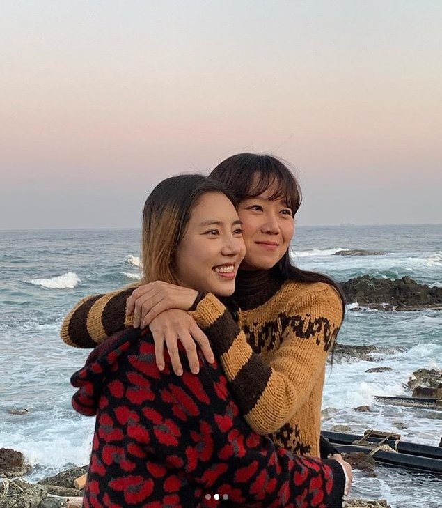 Son Dam-bi told his social media on Saturday: The last shot is over - Im so sorry.Ill miss you all Camellia profile so it it # I love you .The photo shows the river sky, Son Dam-bi, Gong Hyo-jin, and Oh Jeong-se, standing side by side in the sunrise sea.The atmosphere of the four people who smile brightly with their shoulders catches the eye.In the following photo, Son Dam-bi celebrated his last with a hug with the special song Gong Hyo-jin (Camellia Station) on KBS2 Camellia Flowers.Son Dam-bi played a role as a character who has lived a life full of wounds trapped in the prejudice of the world in the KBS2 drama Camellia Flowers.The scent tried to live a new life in the warm heart of Camellia (Gong Hyo-jin), but eventually it was saddened by the tragic death.Especially, it gave a deep sense of presence in the hearts of viewers by giving a loud echo as an ambassador for those who are alienated, Please remember me.The netizens who encountered the photos responded such as I had a lot of trouble, Do not go to my sister, The acting was so cool.On the other hand, KBS2 Camellia Flowers has a total of 20 episodes, leaving only four times to the end.