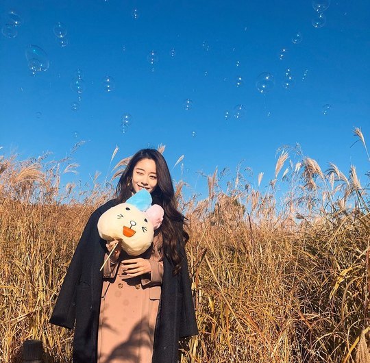 T-ara Ji-yeon reveals mood Goddess figureJi-yeon posted a picture on her Instagram page on November 9.In the open photo, Ji-yeon is taking a cute pose for the camera with cotton candy in his hand.Ji-yeons unique elegance and watery flower beauty, which blend with beautiful reed forests, attracts attention.Park So-hee