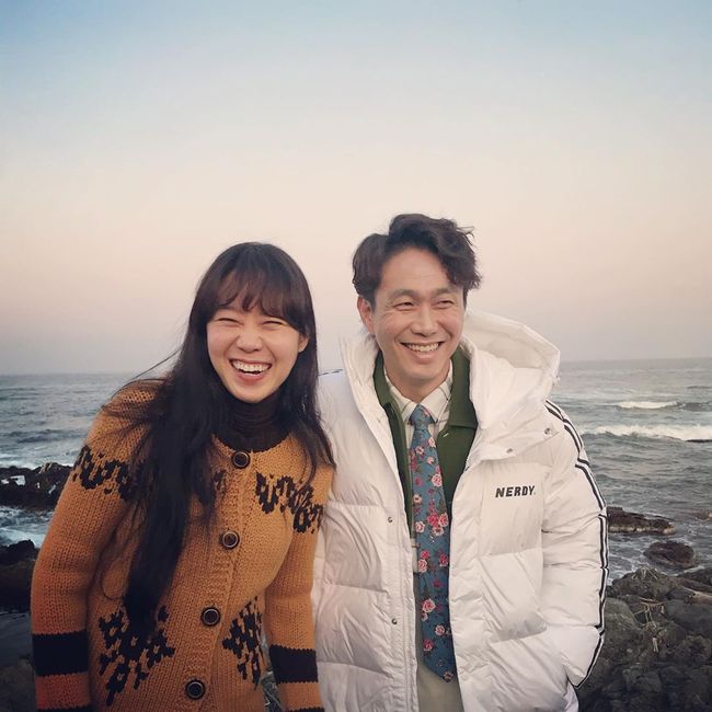 Actor Gong Hyo-jin released a photo shoot with Oh Jung-se around the time of Camellia Flowers.On the 9th, Gong Hyo-jin posted a few photos and an article on his instagram saying, No peanuts, roast ham, promise to freeze the rent.In the photo, Gong Hyo-jin and Oh Jung-se, who are filming Around Camellia Flowers, are laughing together.Unlike the camellia in Around the Camellia Flowers - Noh Gyu-tae, she is smiling brightly and showing off her chemistry.In the ensuing photo, Kang Ha-neul, who plays Hwang Yong-sik, also joined the team, and the image of Gong Hyo-jin, who was growling as a rival of love, overlaps and makes him smile.On the other hand, KBS2 Camellia Pilmulb is two weeks ahead of the end.