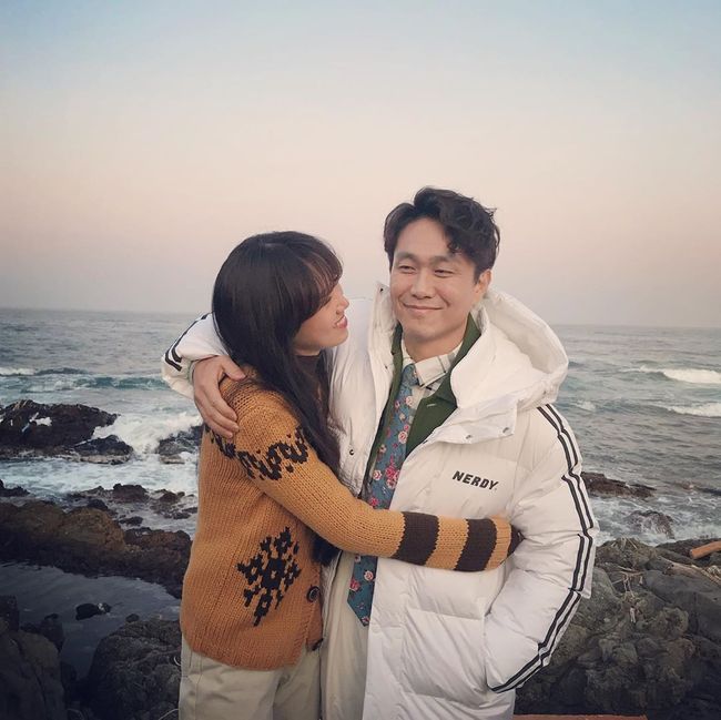 Actor Gong Hyo-jin released a photo shoot with Oh Jung-se around the time of Camellia Flowers.On the 9th, Gong Hyo-jin posted a few photos and an article on his instagram saying, No peanuts, roast ham, promise to freeze the rent.In the photo, Gong Hyo-jin and Oh Jung-se, who are filming Around Camellia Flowers, are laughing together.Unlike the camellia in Around the Camellia Flowers - Noh Gyu-tae, she is smiling brightly and showing off her chemistry.In the ensuing photo, Kang Ha-neul, who plays Hwang Yong-sik, also joined the team, and the image of Gong Hyo-jin, who was growling as a rival of love, overlaps and makes him smile.On the other hand, KBS2 Camellia Pilmulb is two weeks ahead of the end.