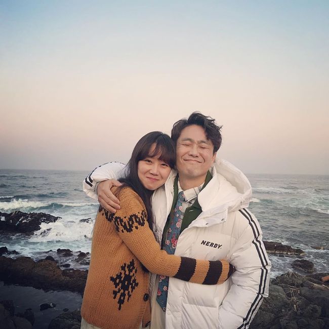 Actor Gong Hyo-jin released a photo shoot with Oh Jung-se around the time of Camellia Flowers.On the 9th, Gong Hyo-jin posted a few photos and an article on his instagram saying, No peanuts, roast ham, promise to freeze the rent.In the photo, Gong Hyo-jin and Oh Jung-se, who are filming Around Camellia Flowers, are laughing together.Unlike the camellia in Around the Camellia Flowers - Noh Gyu-tae, she is smiling brightly and showing off her chemistry.In the ensuing photo, Kang Ha-neul, who plays Hwang Yong-sik, also joined the team, and the image of Gong Hyo-jin, who was growling as a rival of love, overlaps and makes him smile.On the other hand, KBS2 Camellia Pilmulb is two weeks ahead of the end.