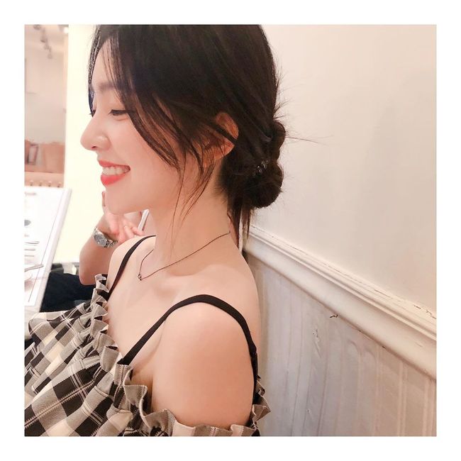 Girl group Red Velvet member Irene showed off deadly SmileRed Velvet Irene shared her latest update on Thursday, posting several photos on her Instagram account.The picture shows Red Velvet Irene, not only the side, but also various facial expressions.Irenes beauty, as if shes been carved, is dazzling, and shes struck by Irenes beauty, and shes thrilled at Smile.On the other hand, Red Velvet, which Irene belongs to, will hold a solo concert La Rouge at Korea University Hwajeong Gymnasium on the 23rd and 24th.