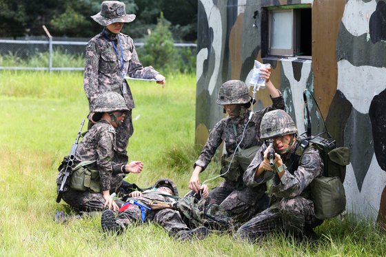 국군간호사관학교 생도들이 전투 현장에서 부상 장병 응급처치와 구조 훈련을 하고 있다. [사진 국군간호사관학교]