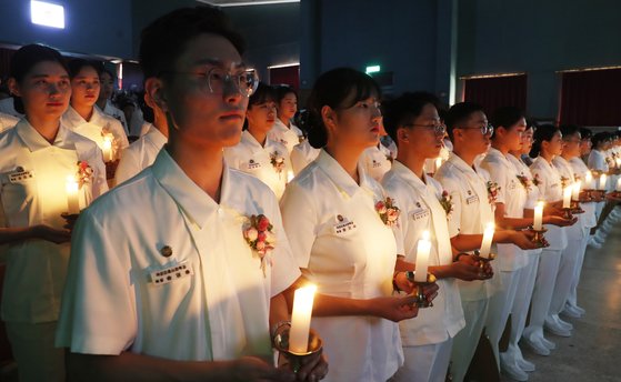 지난 8월 28일국군간호사관학교 62기 2학년 학생 83명이 학교에서 열린 나이팅게일 선서식에서 촛불을 들고 선서하고 있다. [뉴스1]