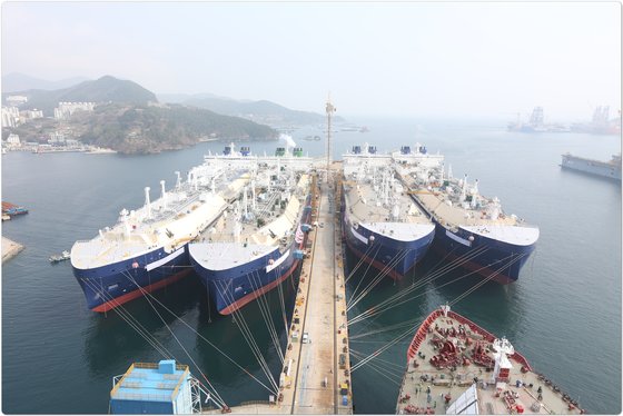 대우조선해양이 올 3월 동시 명명한 '쇄빙LNG 운반선 4척. 쇄빙 능력을 갖춘 LNG선은 대우조선이 세계 최초로 건조한 선박이다. 대우조선은 지난 2014년 러시아 야말지역에서 생산한 LNG를 수출하기 위해 계획된 '야말 LNG 프로젝트'를 위해 발주된 쇄빙LNG선 15척(48억 달러, 한화 약 5조원)을 모두 수주했다. [사진 대우조선해양]