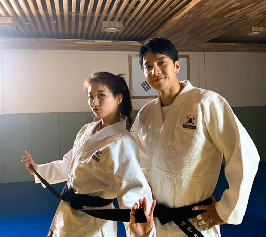 Singer and Actor Bae Suzy has unveiled a friendly selfie with Lee Seung-gi.Bae Suzy posted a picture on her personal instagram on the 9th with an article entitled Today is #Vagabond.In the open photo, Bae Suzy is wearing a taekwonDobok with Lee Seung-gi and is taking a cute pose.The netizens who watched this made various comments such as Sea outer couple, They are so good together and Unconditional shooter.Meanwhile, Bae Suzy and Lee Seung-gi are appearing on SBS gilt drama Vagabond.