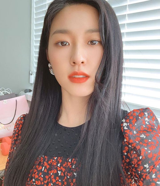 Seolhyun, a member of the girl group AOA, boasted of the goddess visual.Seolhyun posted a picture on his personal instagram on the 9th with an article entitled Today is my Europe!In the open photo, Seolhyun stares at the camera and makes a daring look. Especially, the clear eye and the clean atmosphere attract attention.The netizens who watched this commented on various comments such as Unconditional shooter!, Seolhyun is so beautiful and It is the queen.On the other hand, Seolhyun is appearing in JTBC gilt drama My Europe.