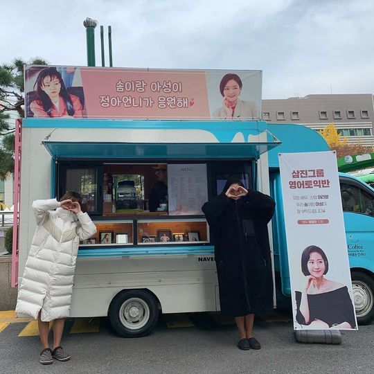 Actor Esom and Go Ah-sungs Yum Jung-ah Coffee or Tea Gift certified photos have been released.Esom posted a photo on her Instagram page on November 10.Inside the picture was a picture of Go Ah-sung and Esom standing side by side in front of Coffee or Tea; Go Ah-sung and Esom are smiling with heart poses.The cheerful atmosphere of the two catches the eye.Actor Park Hye-soo, who encountered the photo, said, You know, you know, you have a sister.He says hes amnesia when he sees someone he loves too much. Its amazing, right? , and boasted a sticky friendship.delay stock