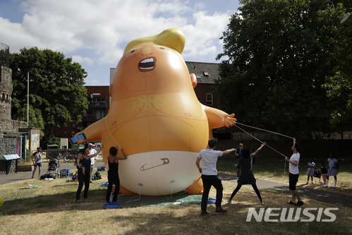 【런던=AP/뉴시스】영국 런던 북쪽 빙필드공원에서 10일(현지시간) 도널드 트럼프 미국 대통령을 비난하는 의미로 일명 