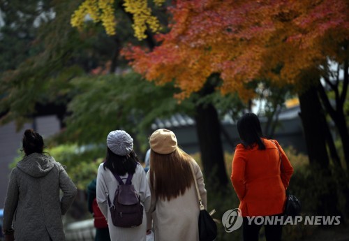 가을 산책 (서울=연합뉴스) 박동주 기자 = 10일 오전 서울 덕수궁 일대가 단풍으로 물들어 있다. 2019.11.10 pdj6635@yna.co.kr