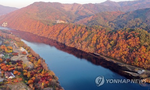 소양강 따라 물든 단풍 7일 오후 강원 춘천시 소양강 주변에 단풍이 장관을 이루고 있다. [연합뉴스 자료사진]