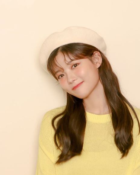Actor Kim Yoo-jung showed off his fresh Beautiful looks.Kim Yoo-jung posted a picture on his SNS account on the 10th.Kim Yoo-jung, who is in the public photo, is staring at the camera with a smile, and he is wearing a beige hat and a yellow top to create a warm atmosphere.In particular, Kim Yoo-jung attracted attention by emitting a youthful charm with red-colored ball touch.Kim Yoo-jung appeared on the life-time channel Half Holiday.