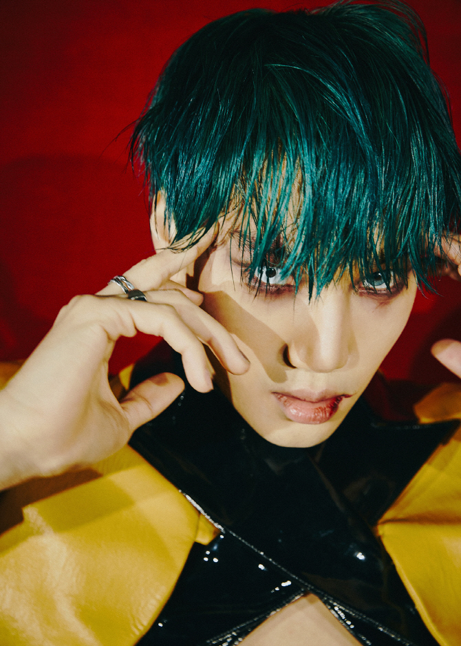 On the 11th, EXO and X-EXOs various SNS accounts showed the teaser image of the member Kai who transformed into different concepts.This image captures the attention with the appearance of EXO Kai, which shows a determined eye and sharp charm, and the image of X-EXO Kai, whose dark and sexy atmosphere is overwhelming, and it can also confirm the confrontation situation between the two contents through the # EXODEUX Promotion page (EXODEUX.SMTOWN.COM).EXOs regular 6th album OBSESSION will be released on various music sites such as Melon, Apple Music, Sporty Pie, QQ Music and others at 6 pm on November 27.A total of 10 songs from various genres, including Korean and Chinese versions of the title song Obsession, were included.In particular, this title song Obsession is a hip-hop dance song that shows the addictiveness and heavy beat of repeated vocal samples like magic, and it is enough to meet EXOs more intense and mature charm as the lyrics that solve the will to escape from the darkness of the terrible obsession toward oneself are impressive in a straightforward monologue (monologue) format.On the other hand, EXOs regular 6th album OBSESSION will be released on November 27th.