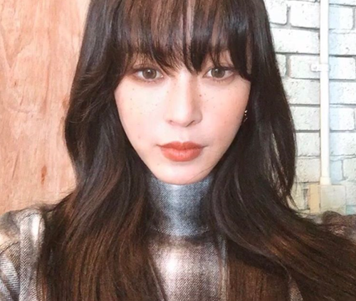 Actor Han Ye-seul captivates Sight with a different visualOn the 11th, Han Ye-seul posted a picture on his Instagram account without any writing.The photo shows Han Ye-seul staring at the camera with freckles on his face.Han Ye-seul, who also has long bangs, attracts attention with a slender jaw line, a stiff nose, and a small face.Han Ye-seul is appearing on MBC entertainment Sisters Rice Long.