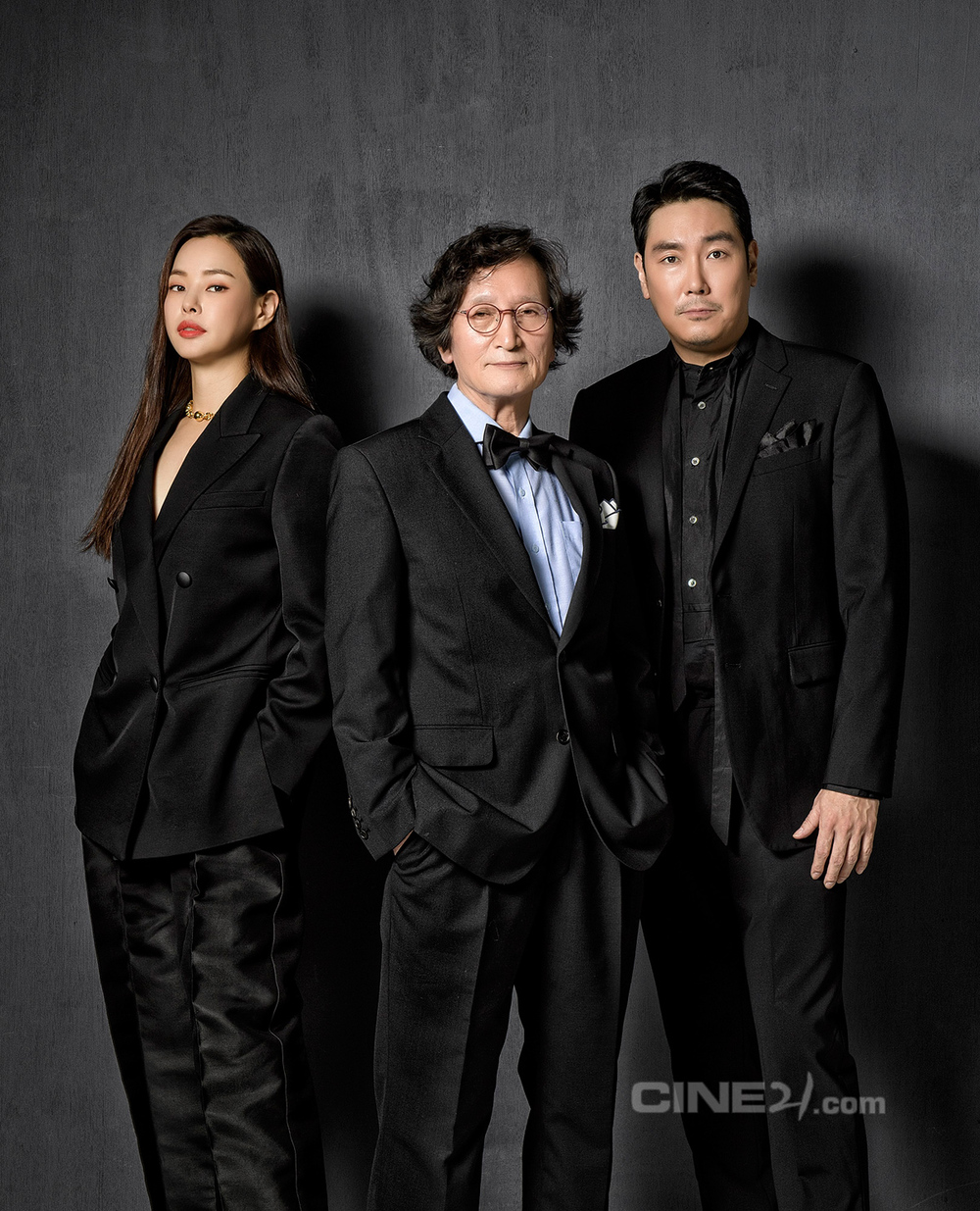 Black Money Cho Jin-woong, Lee Ha-nui and Jin Ji-yong director released a charming picture through the movie magazine Cine 21.The film Black Money (director Jeong Ji-yeong) is a true story about a financial crime that tells the story of a prosecutor Yang Min-hyuk, who is just going to go for Susa, who is in trouble because of the suicide of the suspect he was in charge of investigation,Cho Jin-woong, who performed a hot test with Yang Min-hyuk, looks forward to his performance in the movie, with his sharp eyes staring at the front and exhaling intense charisma.Lee Ha-nui shows off his unique confident charm and gives a glimpse of the cold lawyer Kim Na-ri, who cooperates with Yang Min-hyuk and the enemy.After the movie Broken Arrow, the heavy topic and the heavy figure of director Jeong Ji-yeong, who returned to the interesting true story film, can confirm the Korean movie industrys leading force.pear hyo-ju