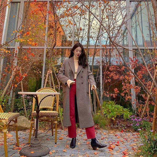 Singer Kang Min-kyung has revealed his current situation.Kang Min-kyung posted several photos on his personal Instagram on November 11 with the article Maple syrup color look delicious.In the photo, Kang Min-kyung stands in red pants where red and yellow Maple syrups are scattered.Kang Min-kyung explained that the colorful color of the leaves was as good as candy, and showed a cute expression as a doll-like beauty.Choi Yu-jin