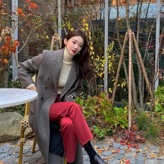 Singer Kang Min-kyung has revealed his current situation.Kang Min-kyung posted several photos on his personal Instagram on November 11 with the article Maple syrup color look delicious.In the photo, Kang Min-kyung stands in red pants where red and yellow Maple syrups are scattered.Kang Min-kyung explained that the colorful color of the leaves was as good as candy, and showed a cute expression as a doll-like beauty.Choi Yu-jin