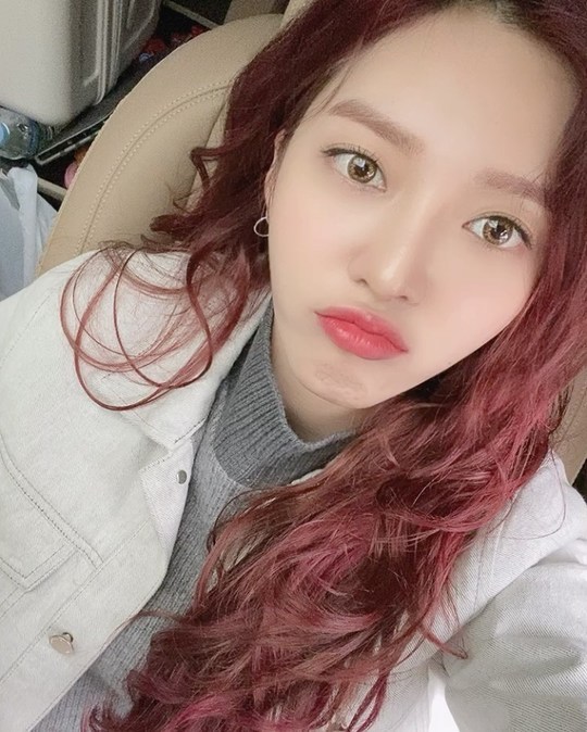 Group AOA Chan Mi starred in the web drama Love Official 11M.Chan Mi posted a short video on his personal Instagram account on November 11 with the caption: New stuff, I think its going to be really exciting and fun.In the video, Chan Mi is making a beautiful Smile with a distinctive red hairstyle.Chan Mi appeared on the recently broadcast Mnet audition program Queendom and proved once again the power of AOA, which returned to the five-member group.Chan Mi then plays Top Model in a new field called Acting through web drama appearances.Choi Yu-jin