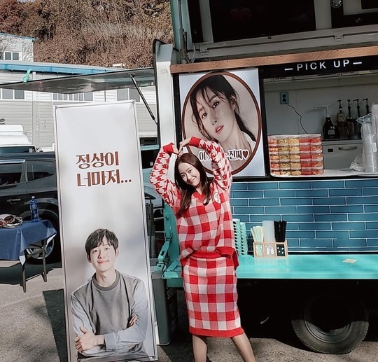 Jeon Hye-bin thrilled at Yoo Jun-sangs big GiftActor Jeon Hye-bin told his Instagram on January 11: It is the impression of Gift of coffee tea of our first brother, Jun Sang.I am so grateful to my favorite and favorite quasi-sister. In the open photo, Jeon Hye-bin is taking various poses such as making a hand heart in front of a coffee car sent by Yoo Jun-sang to the filming site.Especially, it contains the face of Yoo Jun-sang, as well as the banner with the sense of normal even you focuses attention.Jeon Hye-bin Yoo Jun-sang met with his brother and sister in KBS 2TV Drama What is the Feng Shui, which was popular in March.In addition, Jeon Hye-bin showed a special affection for Yoo Jun-sang with a hashtag called # Best Actor on Earth # Best Character # # My First Brother I want to always resemble.bak-beauty