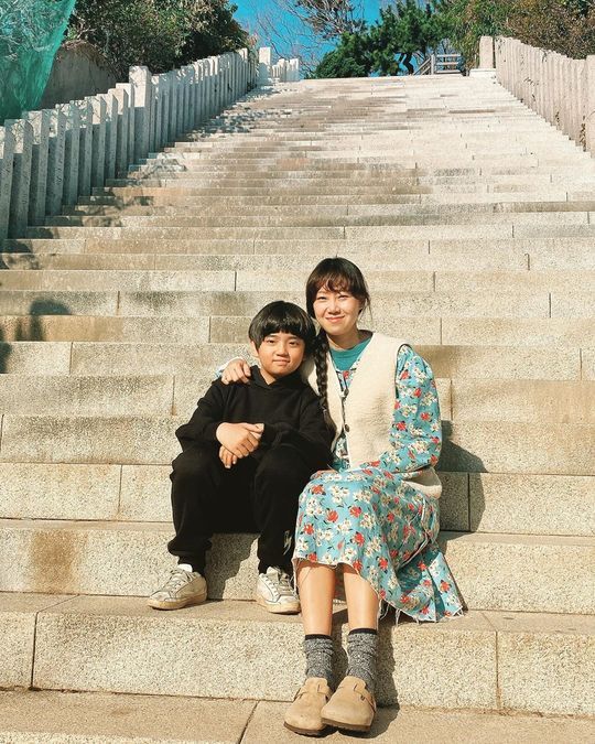 Camellia and Pilgu left a hat (child) authentication shot.Actor Gong Hyo-jin posted a picture on November 11 with a short article called Desperate.In the open photo, Gong Hyo-jin is smiling at the KBS 2TV drama Camellia Phil with a child actor Kim Kang-hoon, who is breathing his hat.Kim Kang-hoon is loved by many as the character of the righteous son of Dong-baek (Gong Hyo-jin) in Around Camellia Phil.bak-beauty