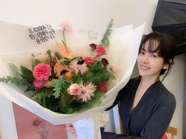 Han Ji-min posted a picture of his smile on his Instagram on the 10th with a colorful bouquet of flowers.Han Ji-min has already reached 65,000 times in a unique bright Smile.Fans are sending cheer messages with comments such as Jimmin, which is more beautiful than flowers, so pure, beautiful, cute and pretty, and Han Ji-min is flowers to me.