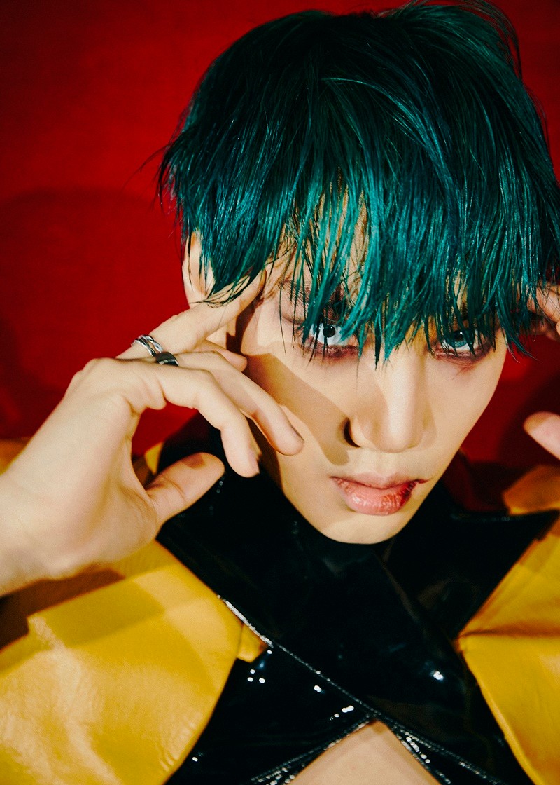 Group EXO (EXO) showed the dual charm of member Kai ahead of their comeback.EXO is promoting #EXODEUX (#EXODUX) where EXO and X-EXO (X-EXO) face each other before the album release.The photos released on the 11th can also be seen as members Kai who have transformed into different concepts.The figure of EXO Kai, which has a determined eye and sharp charm, and the overwhelmingly sexy atmosphere of X-EXO Kai, an official at EXO said.EXO will release its regular 6th album OBSESSION on the 27th, and the new title song Obsession will include Korean and Chinese versions.The album, which will feature a total of 10 songs, will feature EXOs intense and mature feeling.The title song Obsession is a hip-hop dance song that shows the addictiveness and heavy beat of repeated vocal samples like magic.The will to escape from the darkness of the terrible obsession toward oneself is released in the lyrics in a straightforward monologue (monologue) format.
