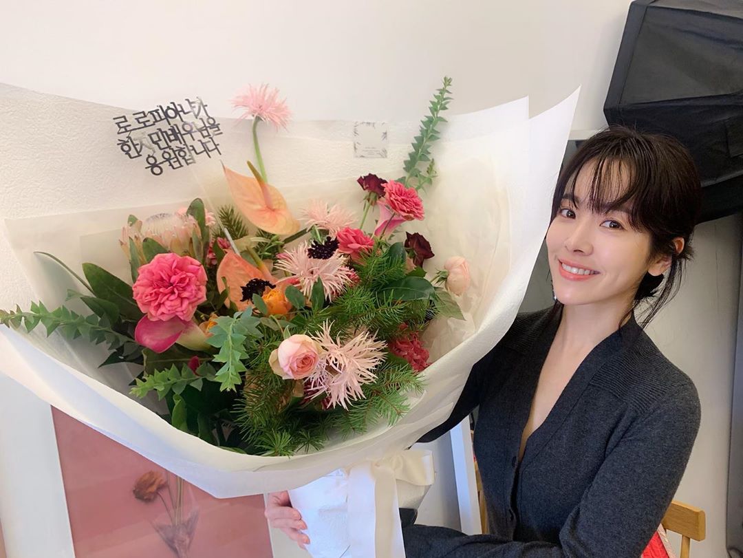 Han Ji-min showed off her beauty more beautiful than flowersOn the 10th, Han Ji-min posted a picture on his instagram with a picture Thank you.In the photo, Han Ji-min is smiling brightly with a bouquet of flowers larger than her upper body; Han Ji-min is wearing a black V-neck top with her hair tied together.Han Ji-min appeared on MBC Drama Spring Night which ended on July 11th.Photo = Han Ji-min Instagram