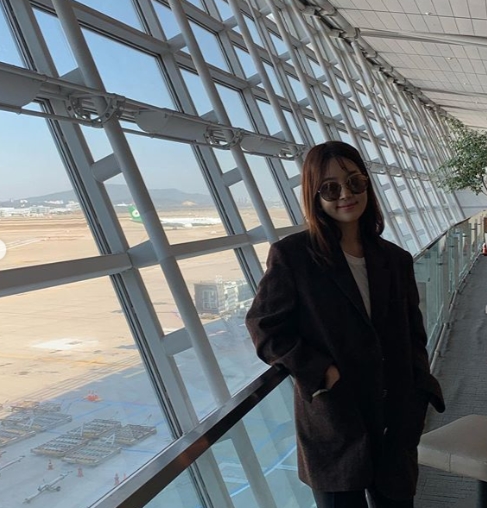 The latest news of actor Han Ji-hye has been revealed.Han Ji-hye posted several articles and photos on his Instagram on the 11th, saying, Vaccation to Paris with my brother So Yeon.Han Ji-hye, pictured, completed a simple fashion with a white blouse and black pants. The ratio of eight-strong shoes, which stands out in ordinary costumes, catches the eye.Meanwhile, Han Ji-hye appeared on MBC weekend drama Golden Garden which ended last month.Photo = Han Ji-hye Instagram