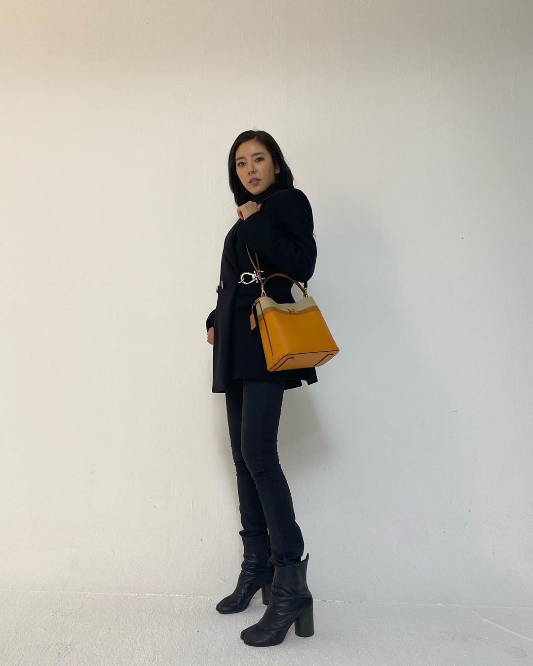 Son Dam-bi has revealed his sophisticated current situation.On the 10th, Son Dam-bi posted two photos on his instagram  and posted The picture was good.In the photo, Son Dam-bi is wearing an all-black suit and wearing a brown bag and standing on his side looking down at the Camera. The next photo is a top shot, and Son Dam-bi is looking at the Camera with his mouth slightly open.KBS 2TV drama Mombaek Flower, starring Son Dam-bi, is broadcasted at 10 pm.Photo = Son Dam-bi Instagram  