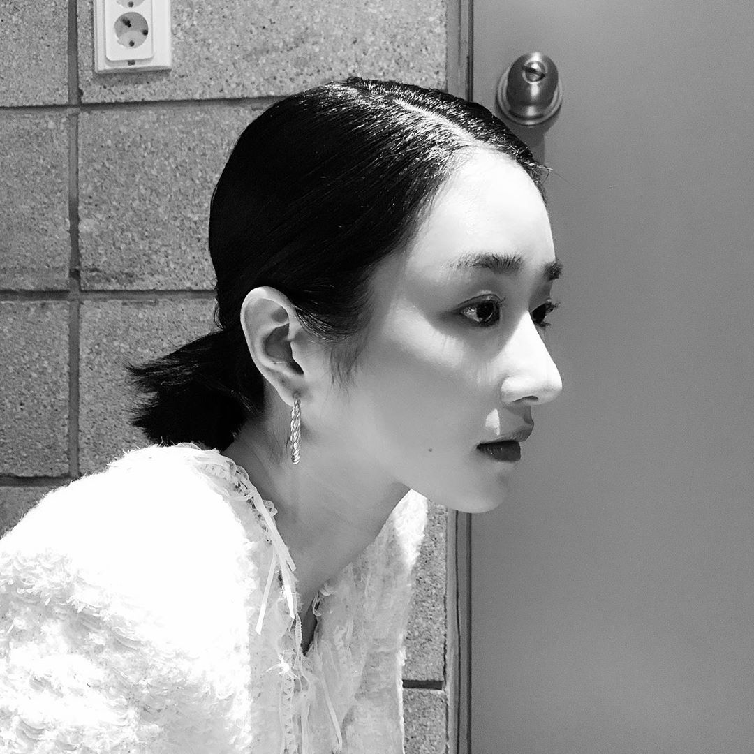 Seo Ye-ji showed off his perfect visuals.Actor Seo Ye-ji posted a picture on his Instagram on the 11th.The photo shows the side of Seo Ye-ji, which boasts a perfect side to the forehead line, a sharp nose, and a small face, capturing the attention of netizens.When the photos were released, netizens responded in various ways such as It looks like a doll, What is going on with the Sister and Sister Beauty Big.Meanwhile, Seo Ye-ji appeared in the movie Quantum Physics released in September.Photo: Seo Ye-ji Instagram