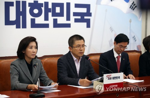 한국당, 반환점 돈 文정권에 맹공..