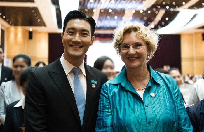 Super Junior Choi Choi Siwon is the first Korean artist to serve as a UNICEF East AsiaPacific Ocean regional goodwill ambassador.On the 12th, SM Entertainment said that Super Junior Choi Siwon recently held the Laos Generation 2030 Forum in Vientiane at Laos Vientiane, and the UNICEF East Asia Pacific Ocean Regional Goodwill Ambassador for E. He was appointed to the East Asia Pacific Regional, the report said.Choi Choi Siwons appointment of UNICEF East AsiaPacific Ocean as a goodwill ambassador has been steadily participating in UNICEF campaigns since 2010, including visiting UNICEF offices in East Asia Pacific Ocean countries such as Malaysia, Thailand and Vietnam, as well as Korea. It has great significance following the activities such as the keynote speech of the opening ceremony of the ASEAN Childrens Forum (ACF).Especially, as the first Korean artist, he was selected as a goodwill ambassador for UNICEF East AsiaPacific Ocean, adding symbolic meaning of The Artist and Child Human Rights Protection.I am very pleased to be appointed Ambassador to the East AsiaPacific Ocean region, said Choi Siwon.In the meantime, I felt a sense of mission by visiting various countries and having a special experience of meeting children and their families directly.I will do my best to help children in the East AsiaPacific Ocean area in the future. 