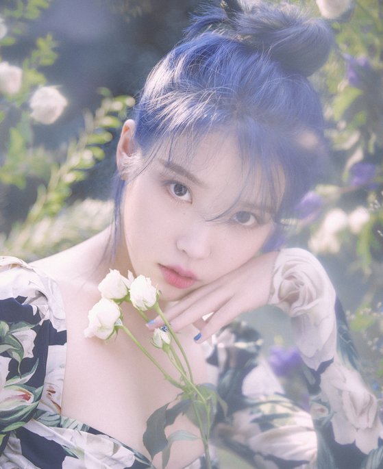 The IU released a second teaser video of its midnight mini-five album, Love Pome, on the 11th; the teaser name is Out of Time and has the same Worldview as You and I.The agency said, The Out of Time was reunited with the production staff and cast members who worked together with Lee Min Soo composer, director Hwang Soo A, and Actor Lee Hyun-woo.I tell you stories after you and I, he explained.The IU will make a comeback on Wednesday.