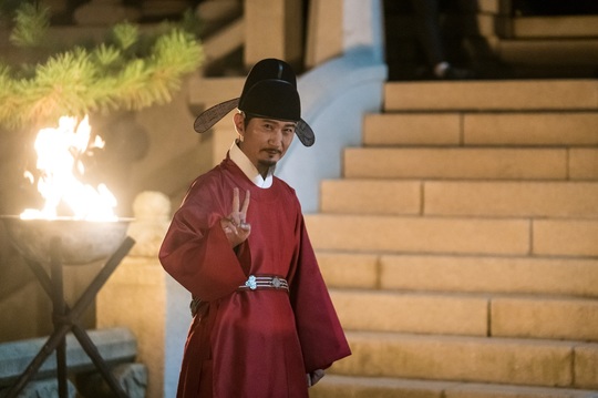 Another scene created by My Europe, The Princes I, was hot to the back.JTBCs Drama My Europe (directed by Kim Jin-won/playplayplayplay by Chae Seung-dae and Yoon Hee-jung) unveiled the behind-the-scenes footage of the intense and spleen Princes Nan on Nov. 12.In the last broadcast, the Princes I, who opened the door to My Europe, finally took off the veil.Seo-hong and Woo Do-hwan, who chose different ways, and Lee Bang-won and Lee Seong-gye (Kim Young-cheol), who crossed the river that could not return between power, exploded in the Princes Irvine and gave a hot immersion.Actors Hot Summer Days, which lead the drama with power and save the emotional line at the peak moment, and Kim Jin-wons unique detailed production combined to create a long-lasting scene.The behind-the-scenes is intense, as it is a scene created by the production crew and actors, and it contains the authenticity of the actors who have been passionate about knowing the meaning of the Princes I.Yang Se-jong and Woo Do-hwan, who are in a conversational mood until just before shooting, show the best mode of the same age as Nam Sun-ho and Seo-hui outside the camera.Even if you make a warm smile, you will soon be seriously immersed in shooting, and you will be able to monitor carefully and create a perfect degree without any stains.The undisclosed cut of the Princes I, which was born like that, also attracts attention.Yang Se-jong and Woo Do-hwan, who showed Hot Summer Days with a heartfelt emotion, capture the viewers.Han Hee-jaes performance, which showed bold determination by reading the edition of The Princes I as the act of Ewharu, was also impressive.Like Han Hee-jaes pulpit that blocked the front of the king, Kim Sul-hyun, who plays it, also emits a unique charisma.Jang Hyuk, who led the weight at the center of Princes Nan, is immersed in the foreigner without allowing the gap of the moment.As the relationship between Lee and Lee informed the beginning and end of the first princes egg, the role of Jang Hyuk was more important than anything else.Jang Hyuks acting, which depicts the sadness that exists inside and the coolness that is revealed on the outside, completed the character of Lee Bang-won in three dimensions.In addition, a behind-the-scenes cut that gives a glimpse of the warm atmosphere of the filming site was also released.Ahn Nae-sang of Namjeon Station, which was in the last minute, was tense with an unreachable presence, but she showed a V-posing in front of the camera and emits a Reversal story charm.Woo Do-hwans V-certified shot, which resembles him, is as warm as showing the co-work of two people who were rich in love.The special synergy of Actors who have drawn a high-quality god attracts more and more attention to the future story.The complex relationships and feelings such as Lee Sung-gye and Lee Bang-won, who had to point a knife at each other in front of other roads, and Nam Jeon and Nam Seon-ho, who exchanged a sad gaze at the end, were added to the spleen of Princes I and captivated viewers.What path will be laid out before those who have crossed the first princes melee, which was the most decisive inflection point?bak-beauty