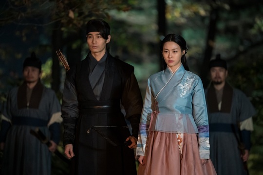 Another scene created by My Europe, The Princes I, was hot to the back.JTBCs Drama My Europe (directed by Kim Jin-won/playplayplayplay by Chae Seung-dae and Yoon Hee-jung) unveiled the behind-the-scenes footage of the intense and spleen Princes Nan on Nov. 12.In the last broadcast, the Princes I, who opened the door to My Europe, finally took off the veil.Seo-hong and Woo Do-hwan, who chose different ways, and Lee Bang-won and Lee Seong-gye (Kim Young-cheol), who crossed the river that could not return between power, exploded in the Princes Irvine and gave a hot immersion.Actors Hot Summer Days, which lead the drama with power and save the emotional line at the peak moment, and Kim Jin-wons unique detailed production combined to create a long-lasting scene.The behind-the-scenes is intense, as it is a scene created by the production crew and actors, and it contains the authenticity of the actors who have been passionate about knowing the meaning of the Princes I.Yang Se-jong and Woo Do-hwan, who are in a conversational mood until just before shooting, show the best mode of the same age as Nam Sun-ho and Seo-hui outside the camera.Even if you make a warm smile, you will soon be seriously immersed in shooting, and you will be able to monitor carefully and create a perfect degree without any stains.The undisclosed cut of the Princes I, which was born like that, also attracts attention.Yang Se-jong and Woo Do-hwan, who showed Hot Summer Days with a heartfelt emotion, capture the viewers.Han Hee-jaes performance, which showed bold determination by reading the edition of The Princes I as the act of Ewharu, was also impressive.Like Han Hee-jaes pulpit that blocked the front of the king, Kim Sul-hyun, who plays it, also emits a unique charisma.Jang Hyuk, who led the weight at the center of Princes Nan, is immersed in the foreigner without allowing the gap of the moment.As the relationship between Lee and Lee informed the beginning and end of the first princes egg, the role of Jang Hyuk was more important than anything else.Jang Hyuks acting, which depicts the sadness that exists inside and the coolness that is revealed on the outside, completed the character of Lee Bang-won in three dimensions.In addition, a behind-the-scenes cut that gives a glimpse of the warm atmosphere of the filming site was also released.Ahn Nae-sang of Namjeon Station, which was in the last minute, was tense with an unreachable presence, but she showed a V-posing in front of the camera and emits a Reversal story charm.Woo Do-hwans V-certified shot, which resembles him, is as warm as showing the co-work of two people who were rich in love.The special synergy of Actors who have drawn a high-quality god attracts more and more attention to the future story.The complex relationships and feelings such as Lee Sung-gye and Lee Bang-won, who had to point a knife at each other in front of other roads, and Nam Jeon and Nam Seon-ho, who exchanged a sad gaze at the end, were added to the spleen of Princes I and captivated viewers.What path will be laid out before those who have crossed the first princes melee, which was the most decisive inflection point?bak-beauty